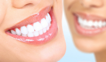 Жемчужная улыбка: чистка зубов ультразвуком или методом AirFlow на выбор